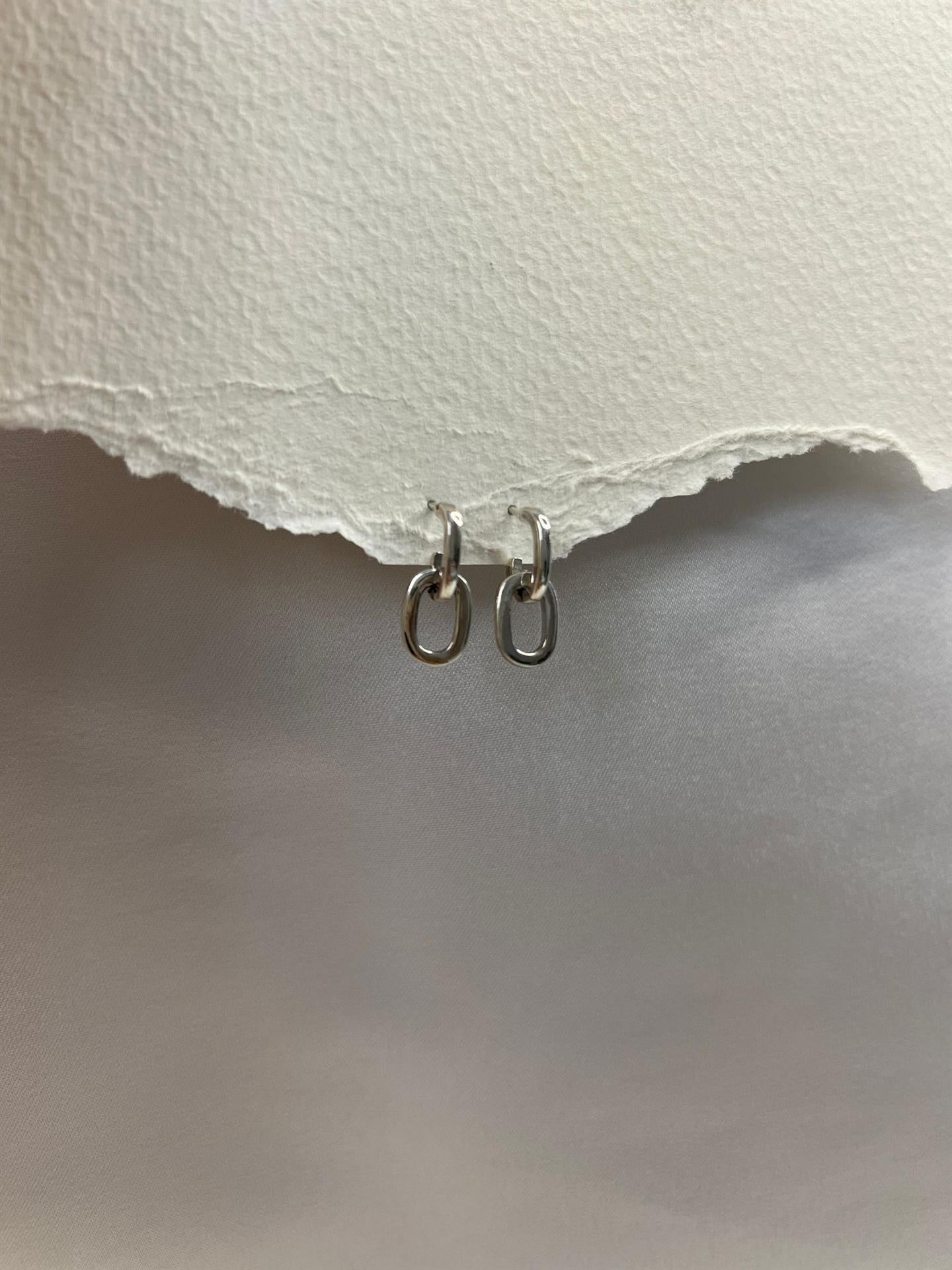 עגיל לולאות צמוד אוזן, מושלם למראה יומיומי ואלגנטי. כסף 925